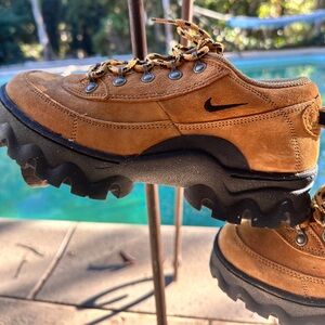 Nike Lahar Low | size W 6 / M 4